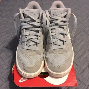 Gently Used
Size 4y
Wolf Grey/white-Bright Melon